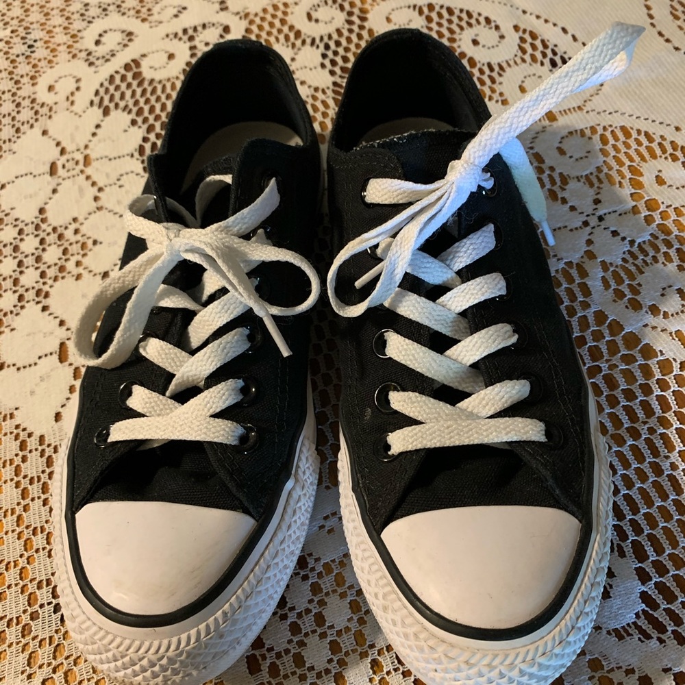 Women’s Converse size 7 in new condition